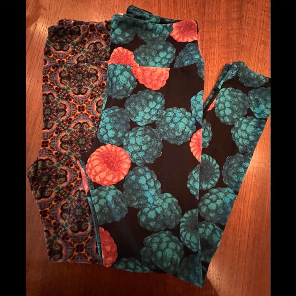 LuLaRoe leggings. Includes 2 pair of leggings.Soft & stretchy.Like new. Size S/M